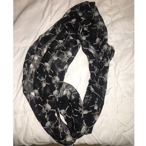 Skulls scarf